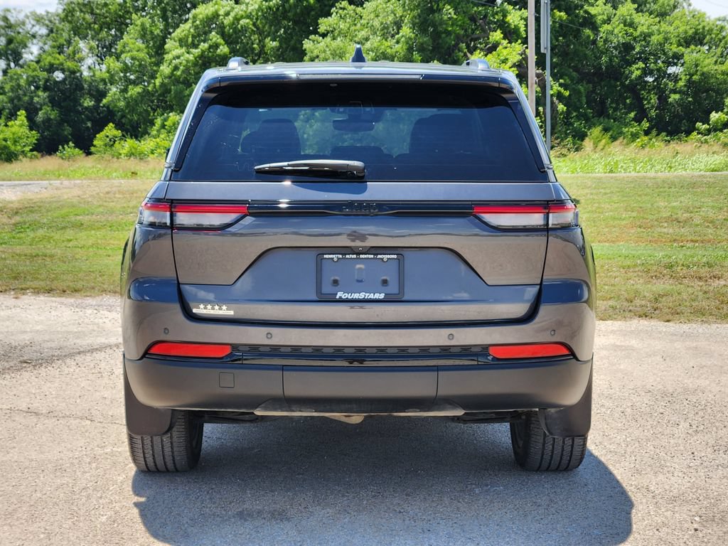 Used 2023 Jeep Grand Cherokee Altitude RWD image 6