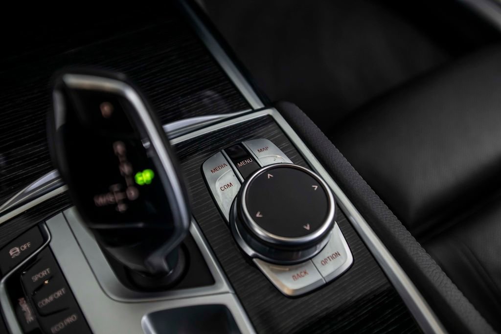Used 2021 BMW 740i w/ M Sport Package RWD image 39