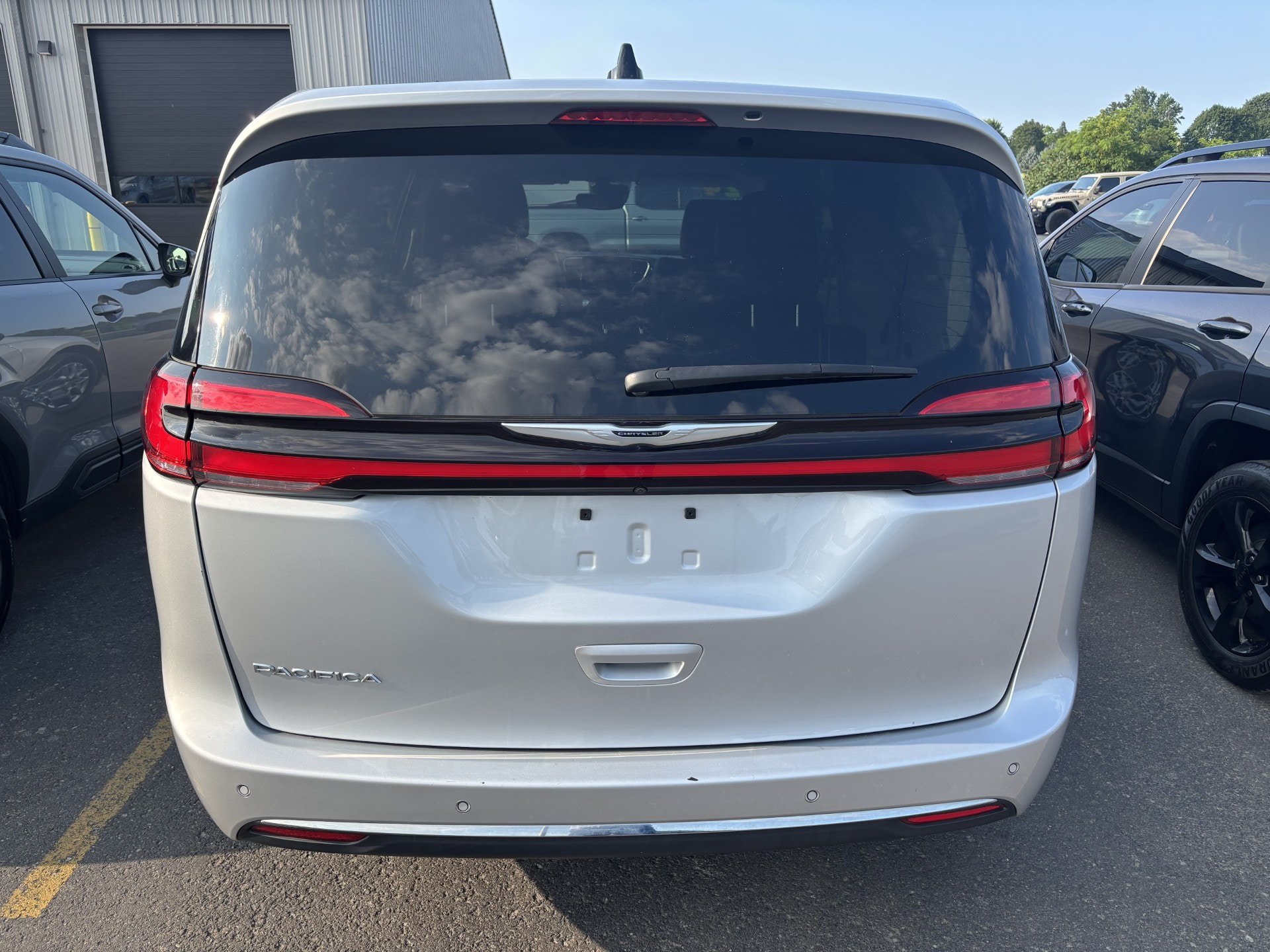 Used 2024 Chrysler Pacifica Touring-L FWD image 4