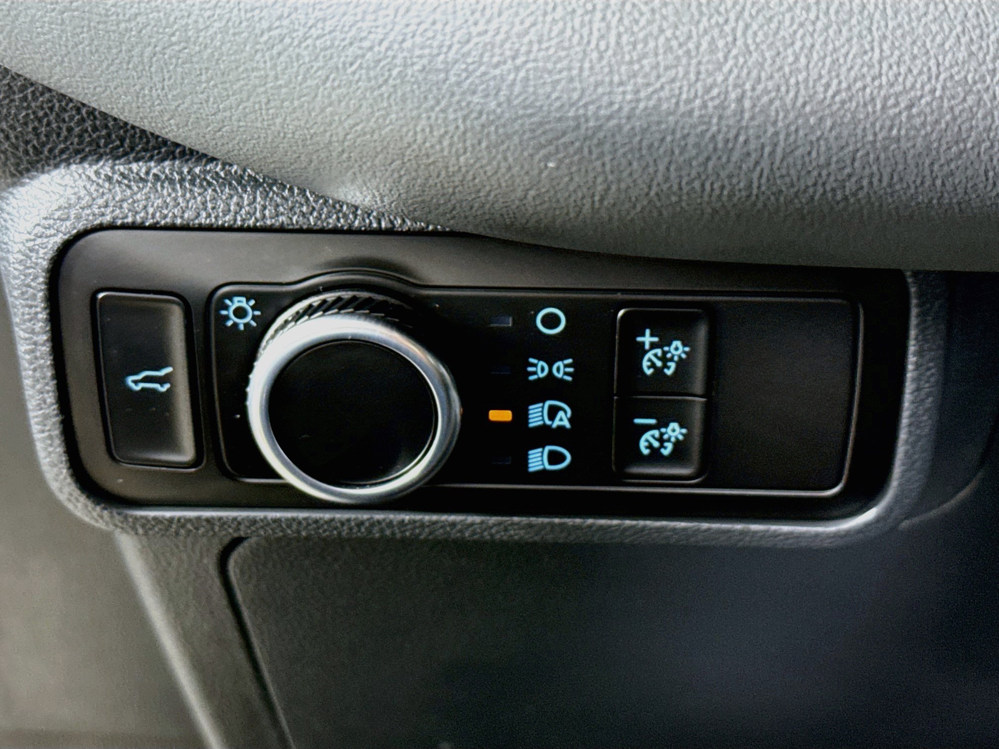 Used 2025 Ford Explorer Active AWD/4WD image 9