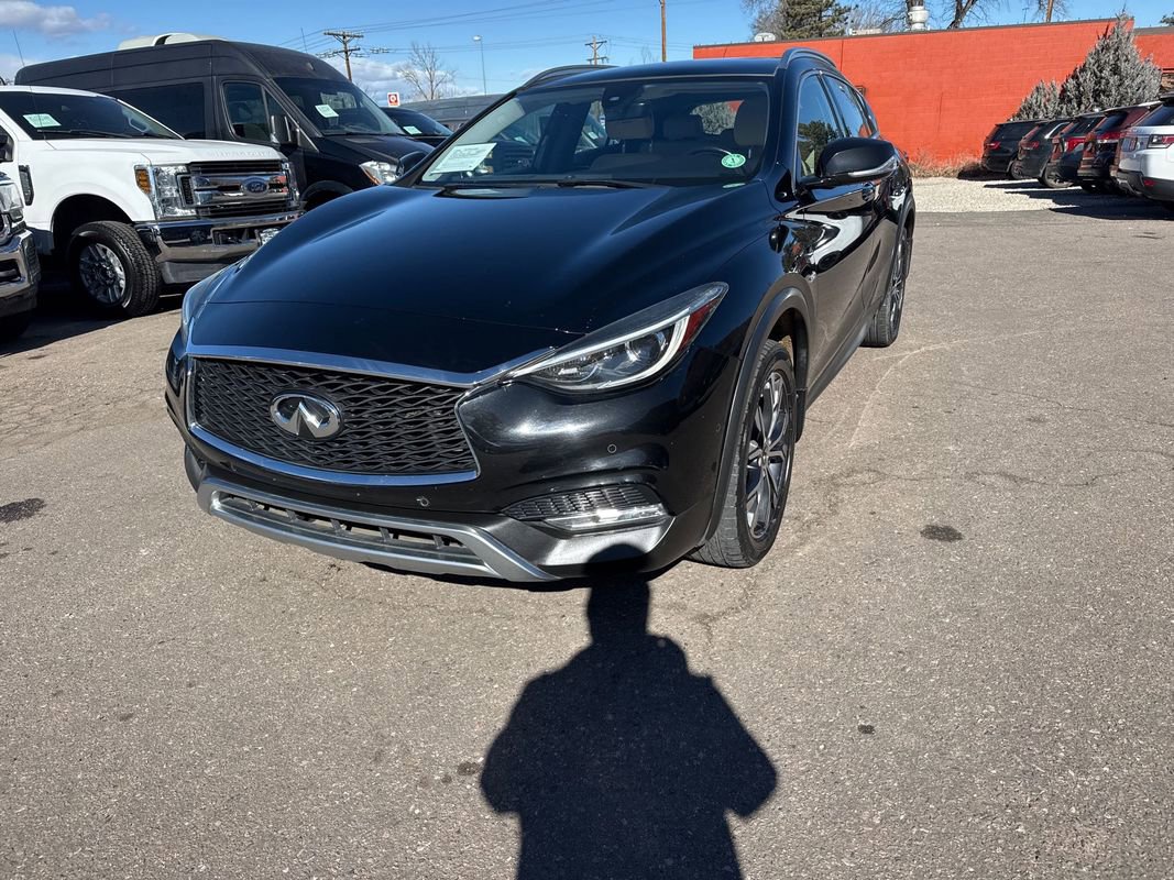 Used 2017 INFINITI QX30 Premium w/ Navigation Package image 3