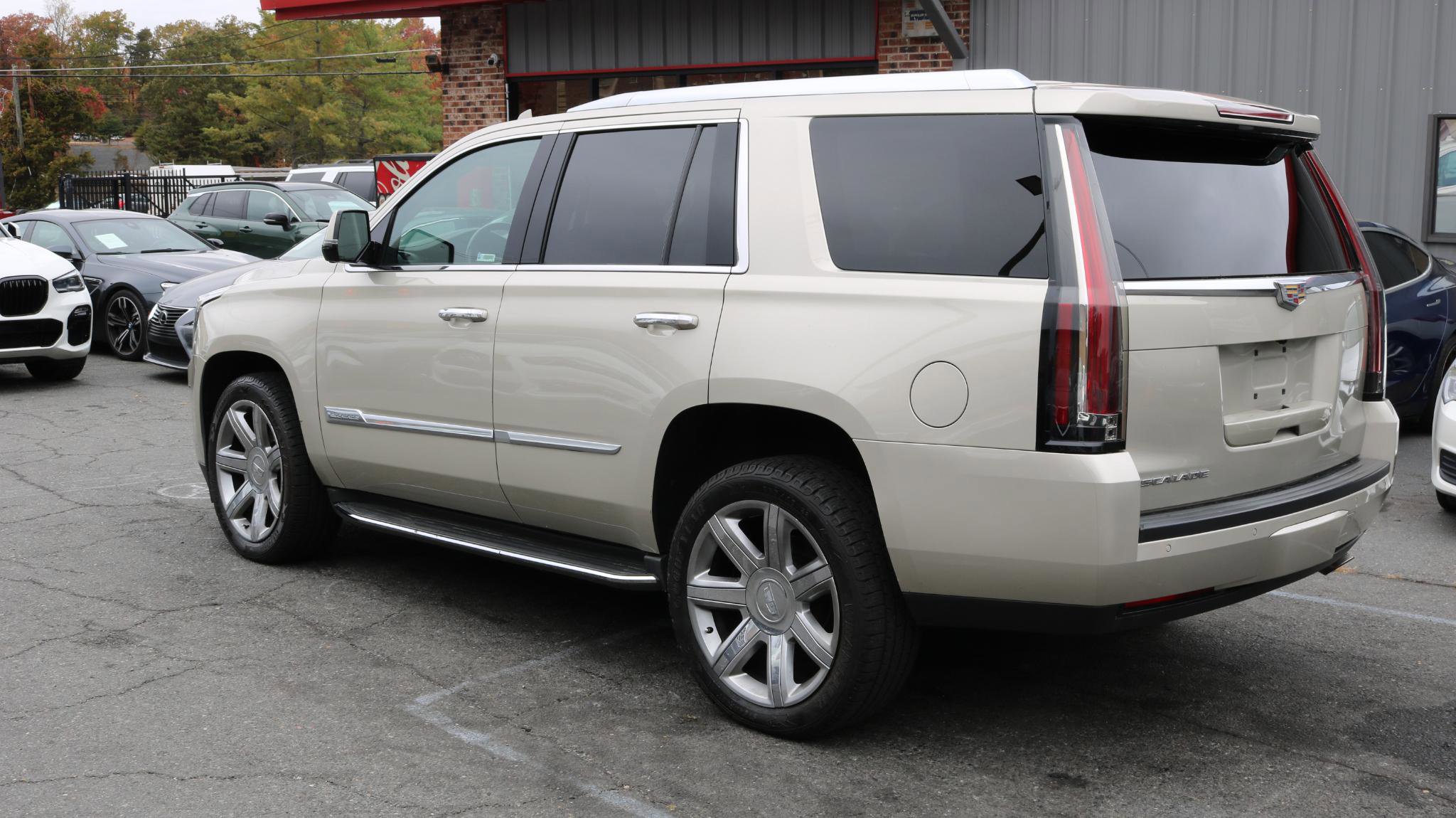 Used 2015 Cadillac Escalade Luxury AWD/4WD image 6