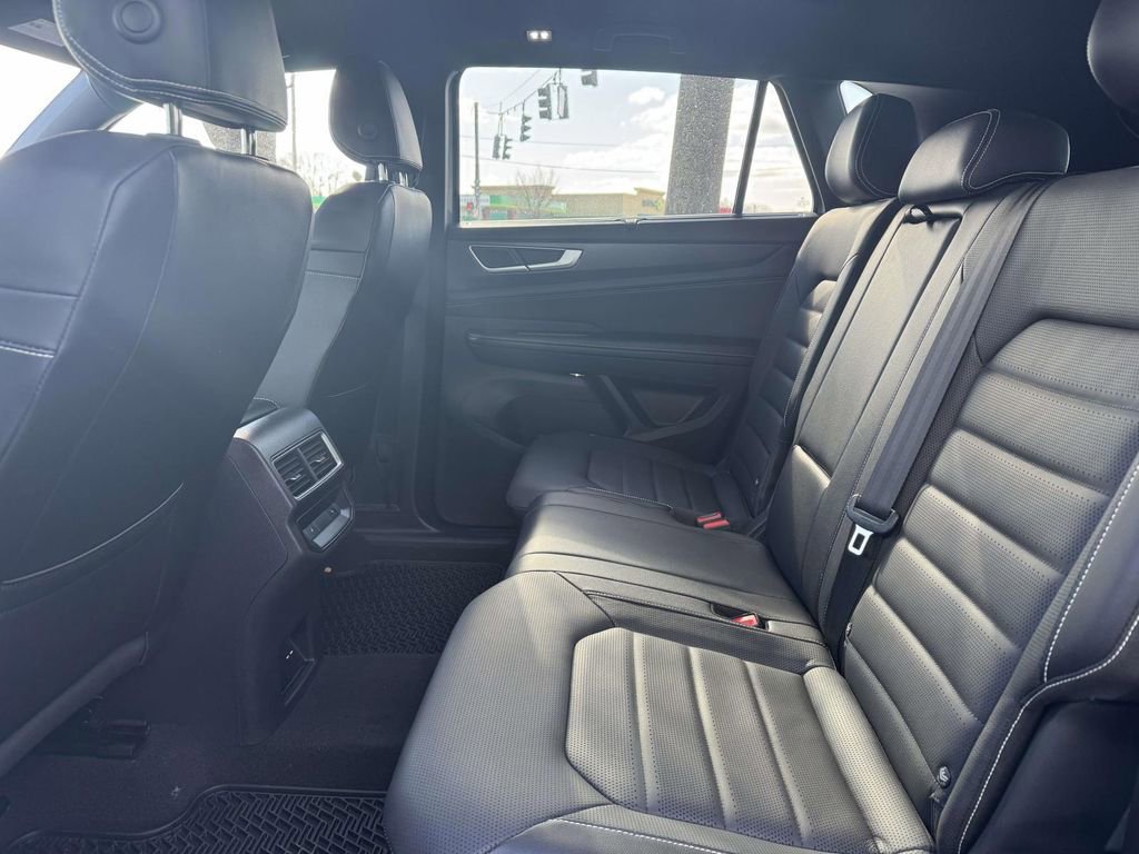 Used 2024 Volkswagen Atlas Cross Sport SEL R-Line image 11