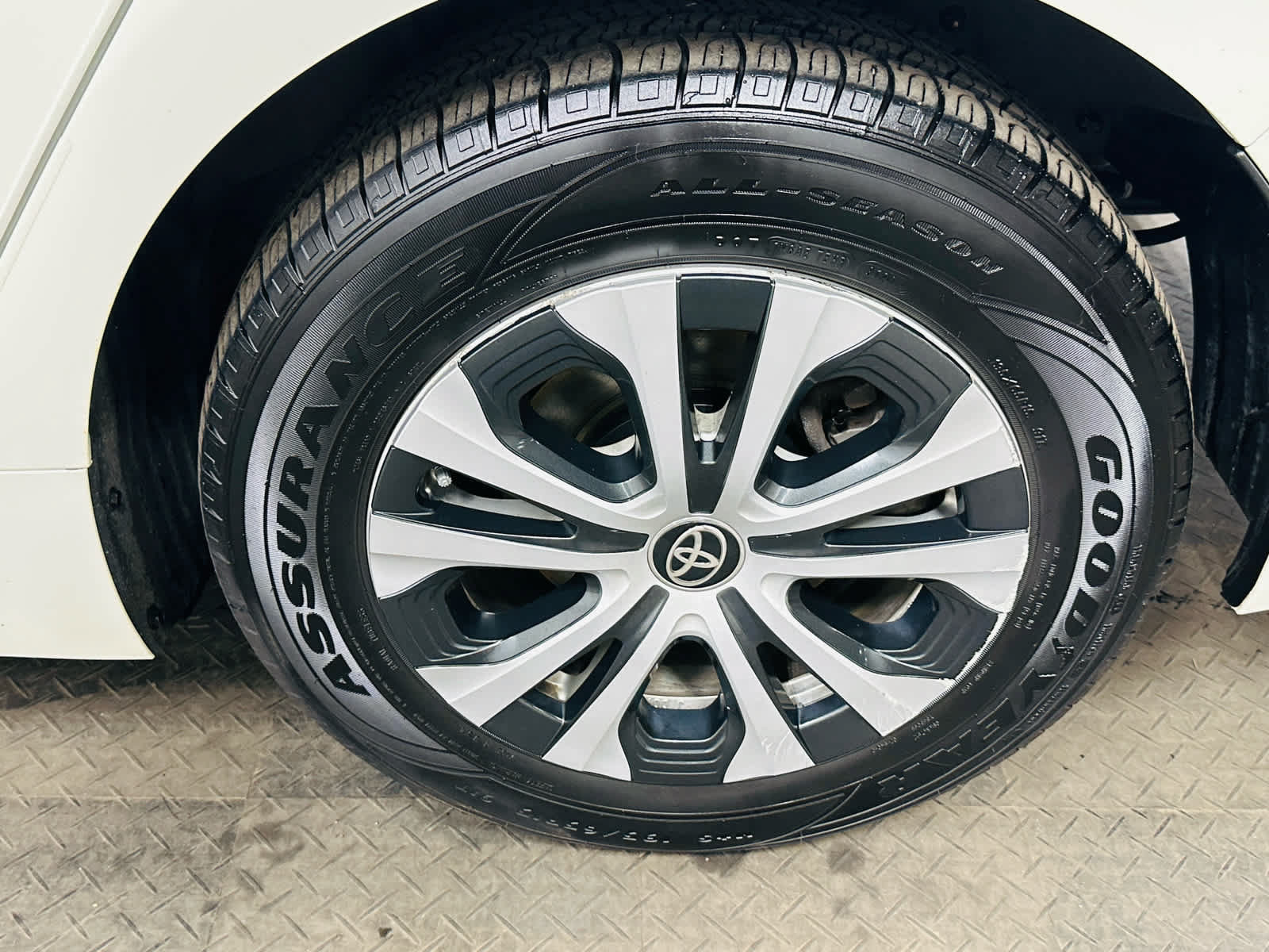 Used 2020 Toyota Prius XLE AWD/4WD image 29