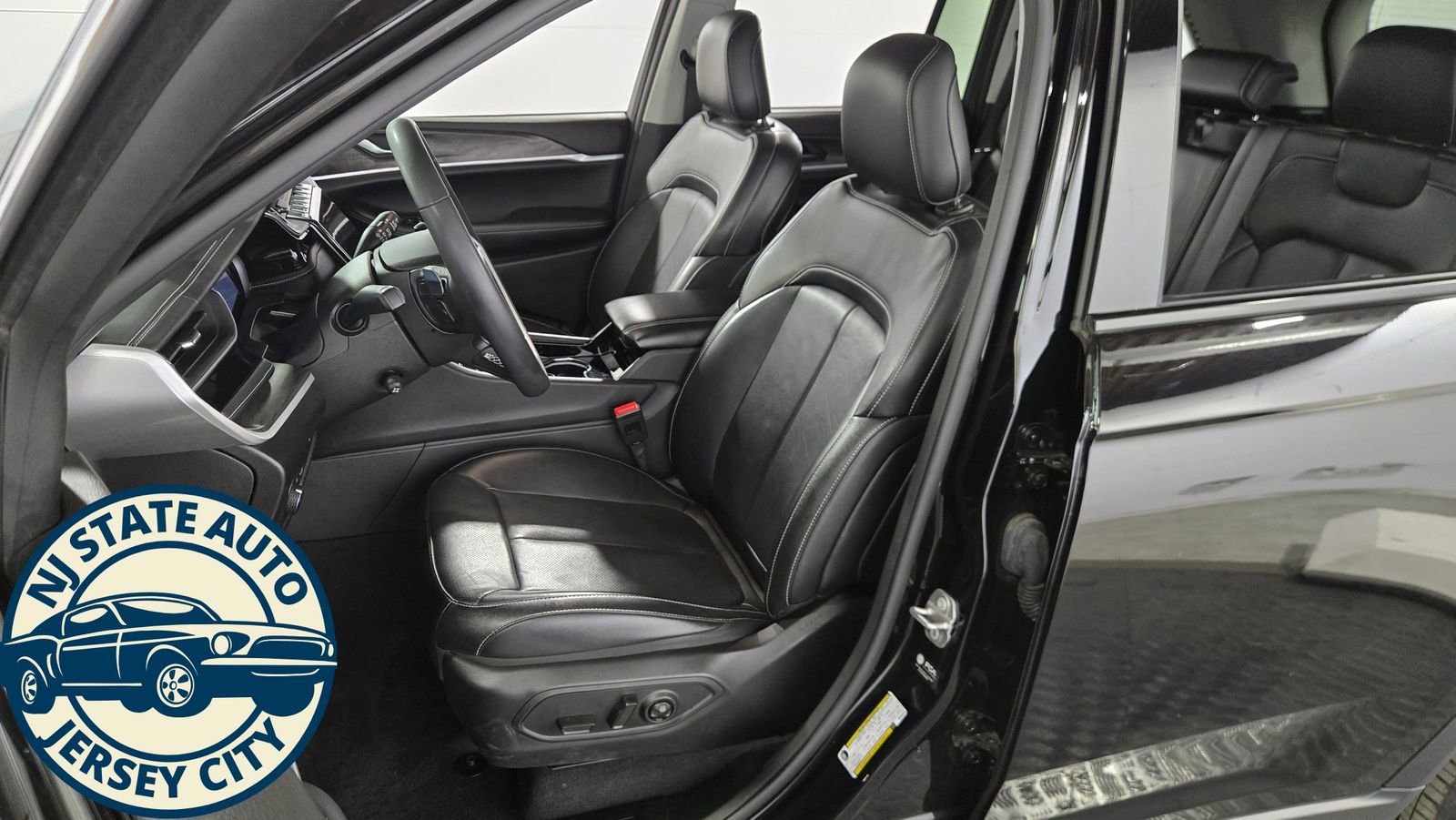 Used 2022 Jeep Grand Cherokee Limited 4xe w/ Luxury Tech Group II AWD/4WD image 30