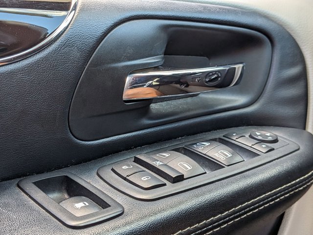 Used 2019 Dodge Grand Caravan SXT image 3