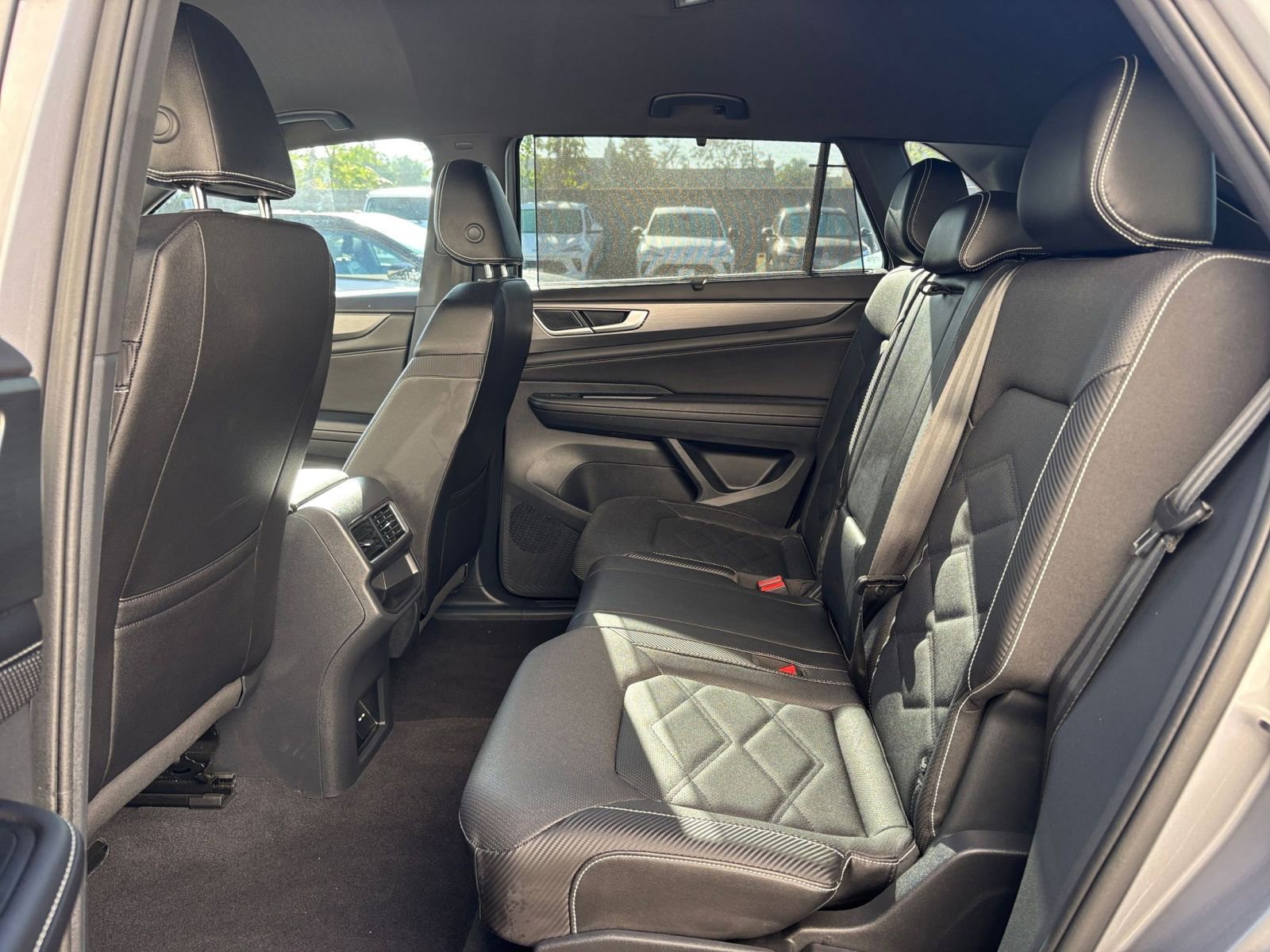 Used 2025 Volkswagen Atlas Cross Sport SE image 25