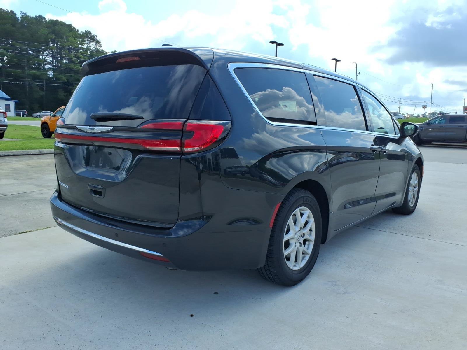 Used 2023 Chrysler Pacifica Touring-L FWD image 5
