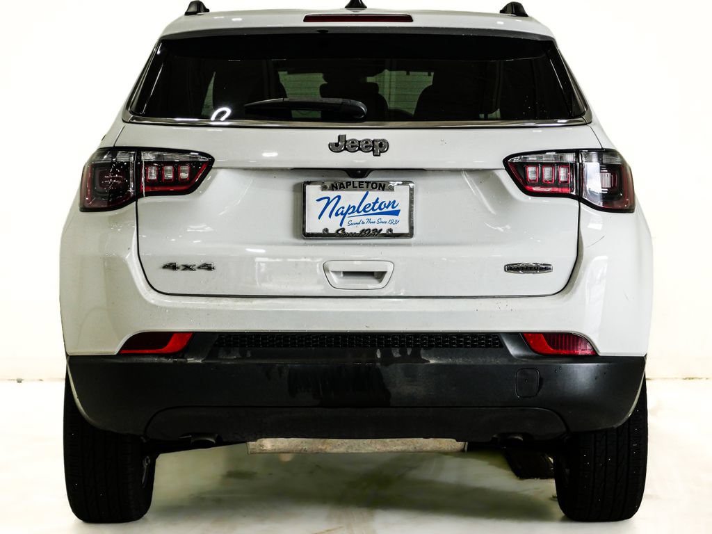 Used 2025 Jeep Compass Latitude w/ Sun & Sound Group AWD/4WD image 8