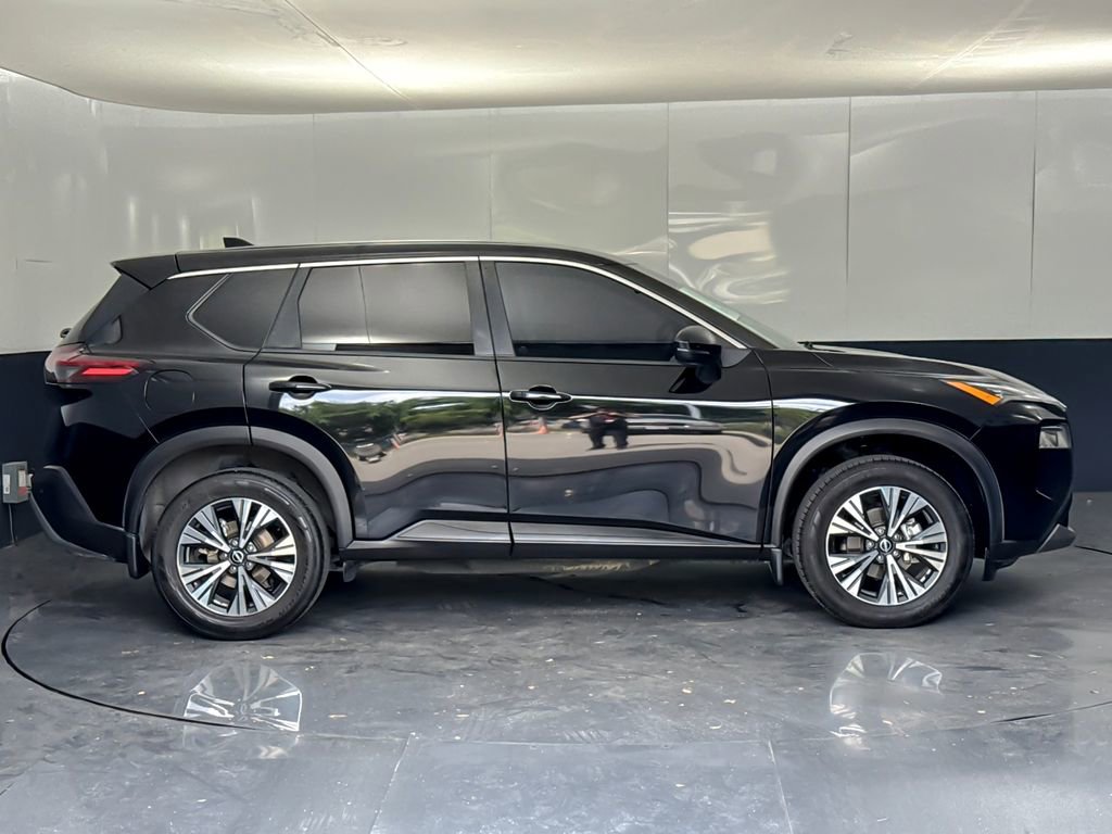 Used 2023 Nissan Rogue SV image 2