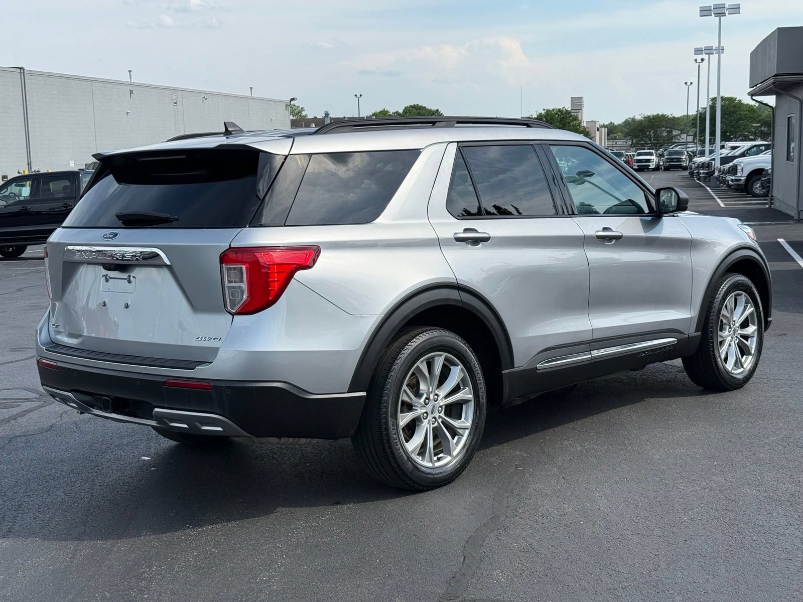 Used 2024 Ford Explorer XLT w/ Equipment Group 202A AWD/4WD image 4