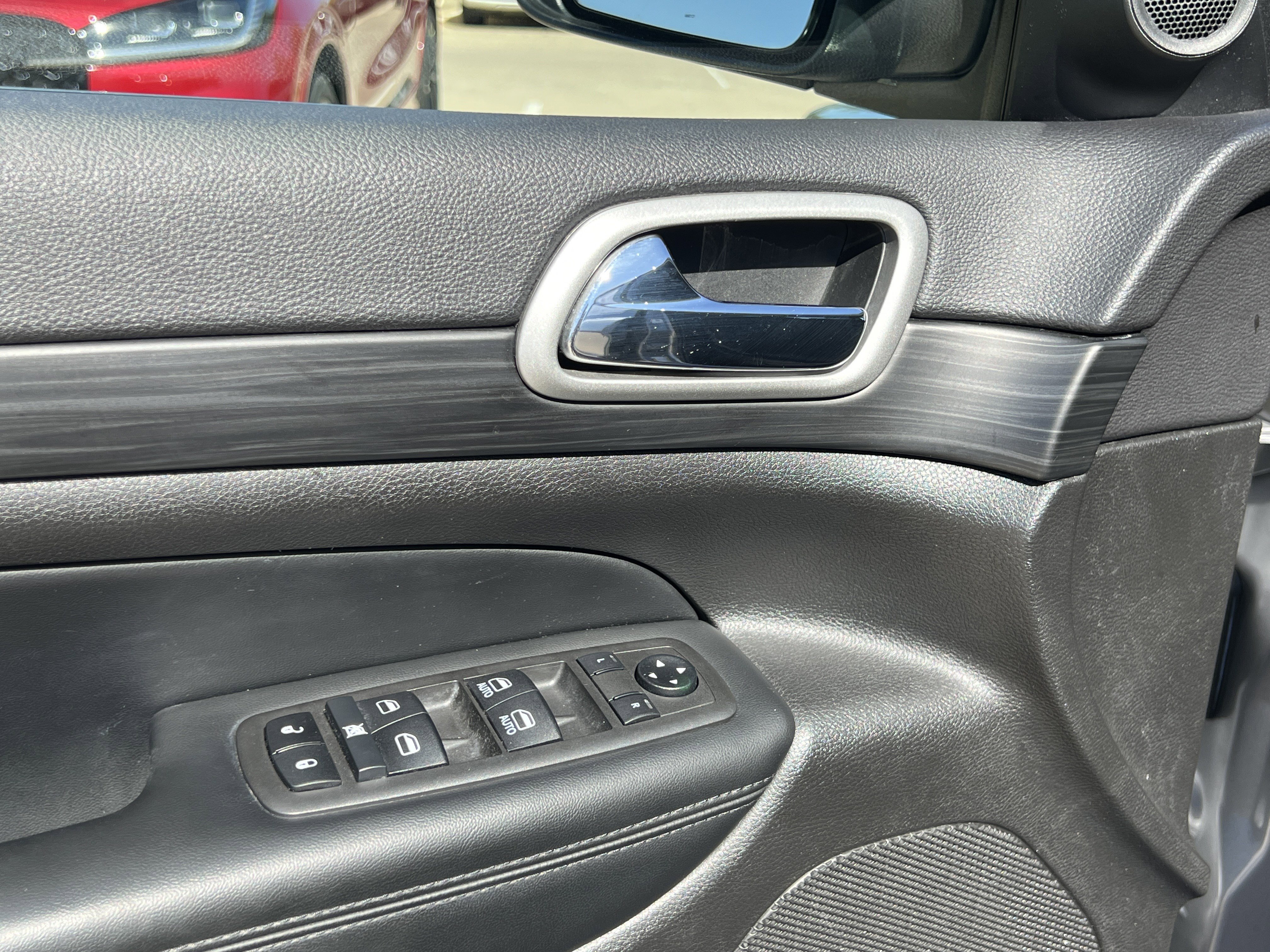 Used 2021 Jeep Grand Cherokee Laredo image 30