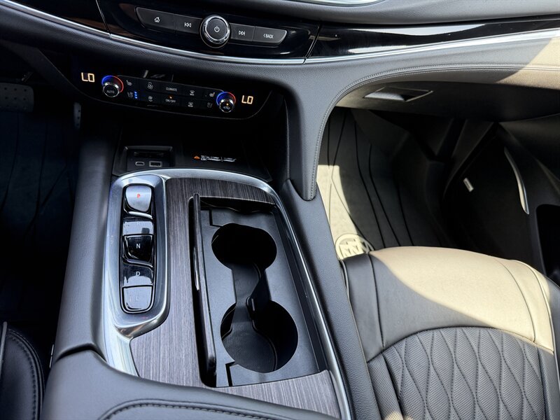 Used 2022 Buick Enclave Avenir w/ Avenir Technology Package AWD/4WD image 48