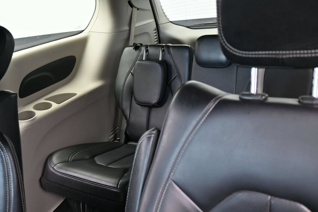 Used 2023 Chrysler Pacifica Touring-L FWD image 38