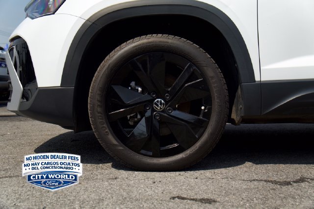Used 2025 Volkswagen Taos SE w/ Panoramic Sunroof Package FWD image 6