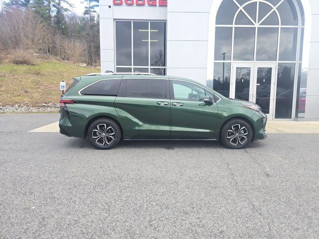 Used 2025 Toyota Sienna Platinum image 7