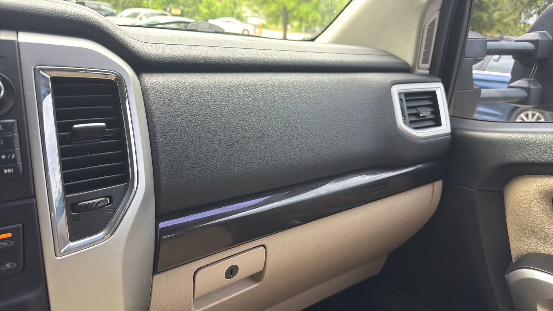 Used 2016 Nissan Titan SV RWD image 41