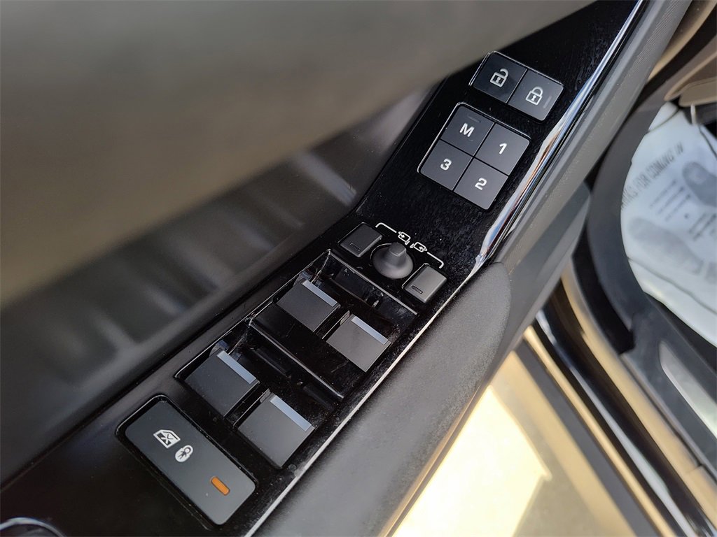 Used 2025 Land Rover Range Rover Velar Dynamic SE image 21