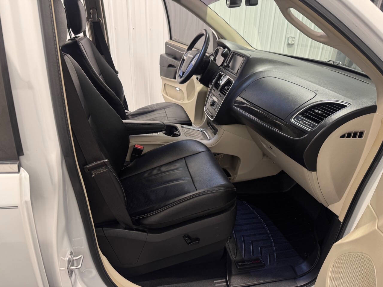Used 2015 Chrysler Town & Country Touring-L w/ Driver Convenience Group image 22
