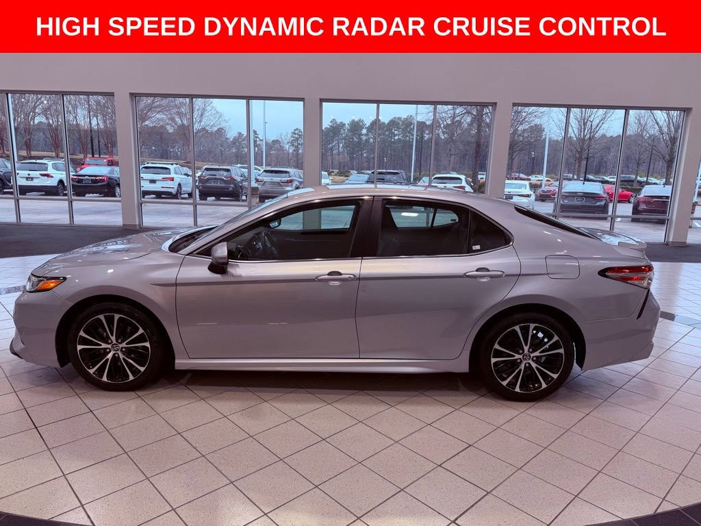 Used 2018 Toyota Camry SE image 4