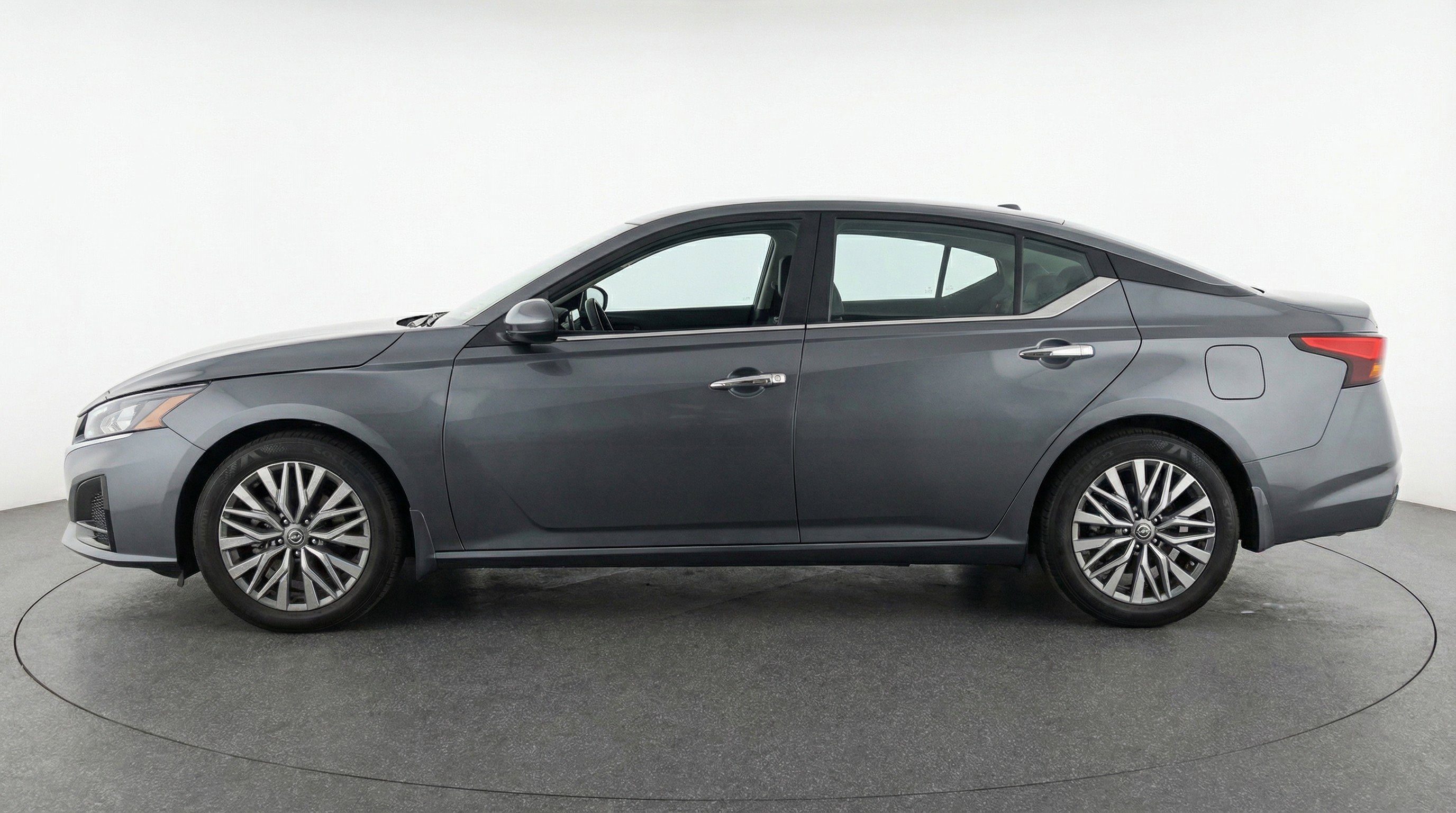 Used 2025 Nissan Altima 2.5 SV image 5