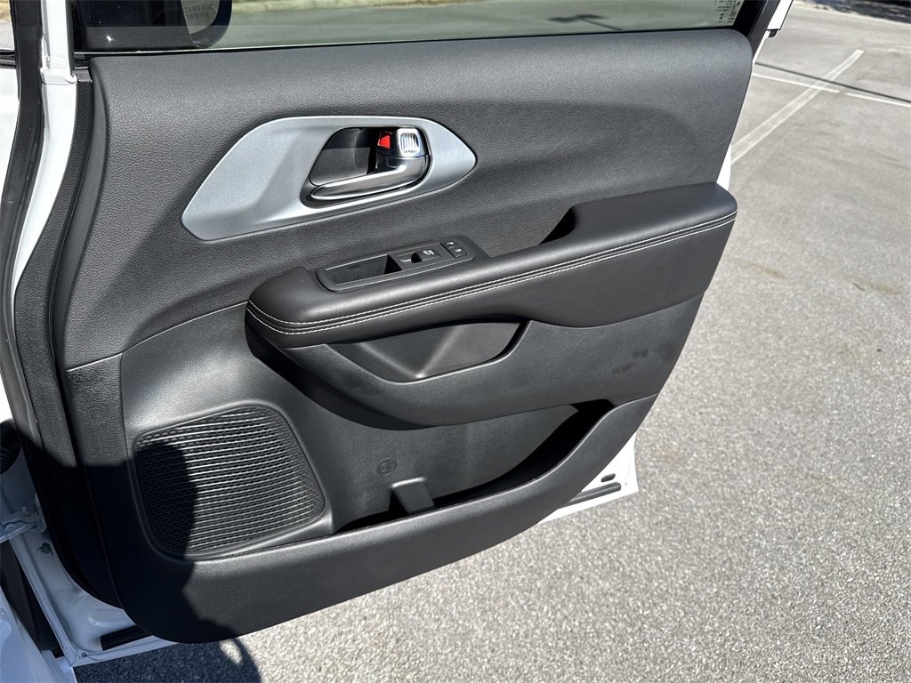 New 2026 Chrysler Pacifica Limited image 41