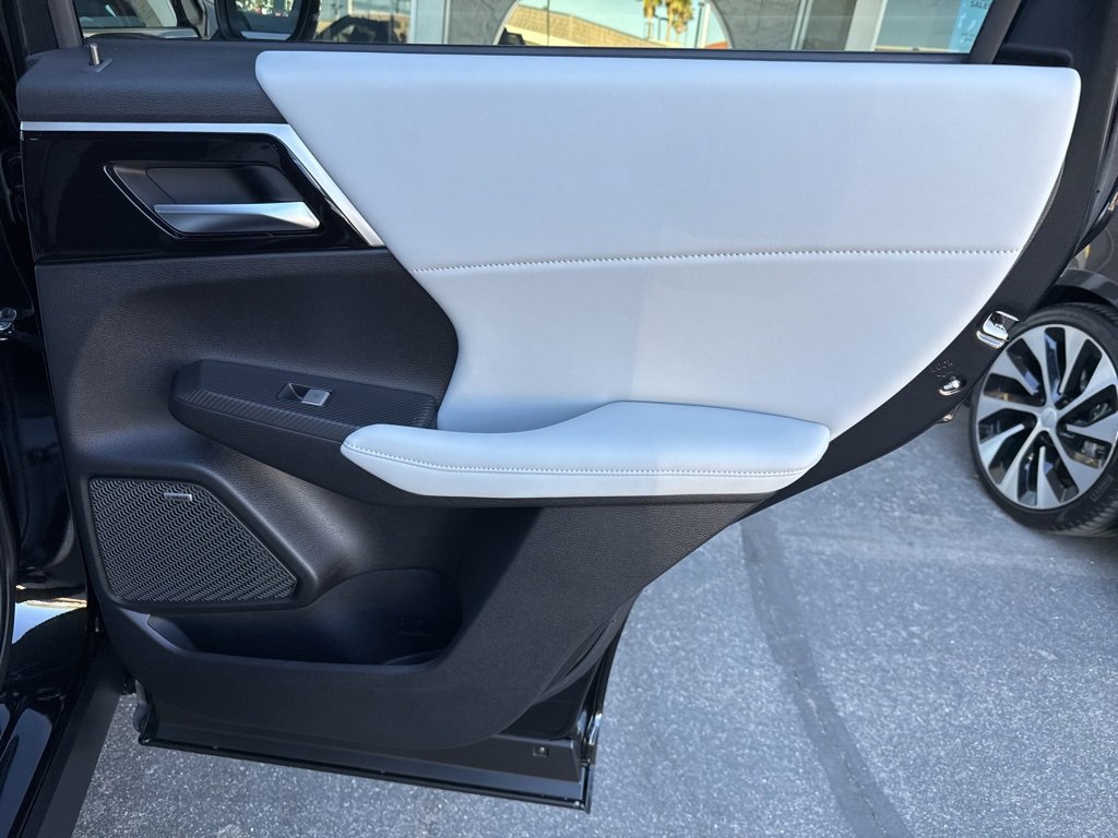 New 2025 Mitsubishi Outlander SE image 30