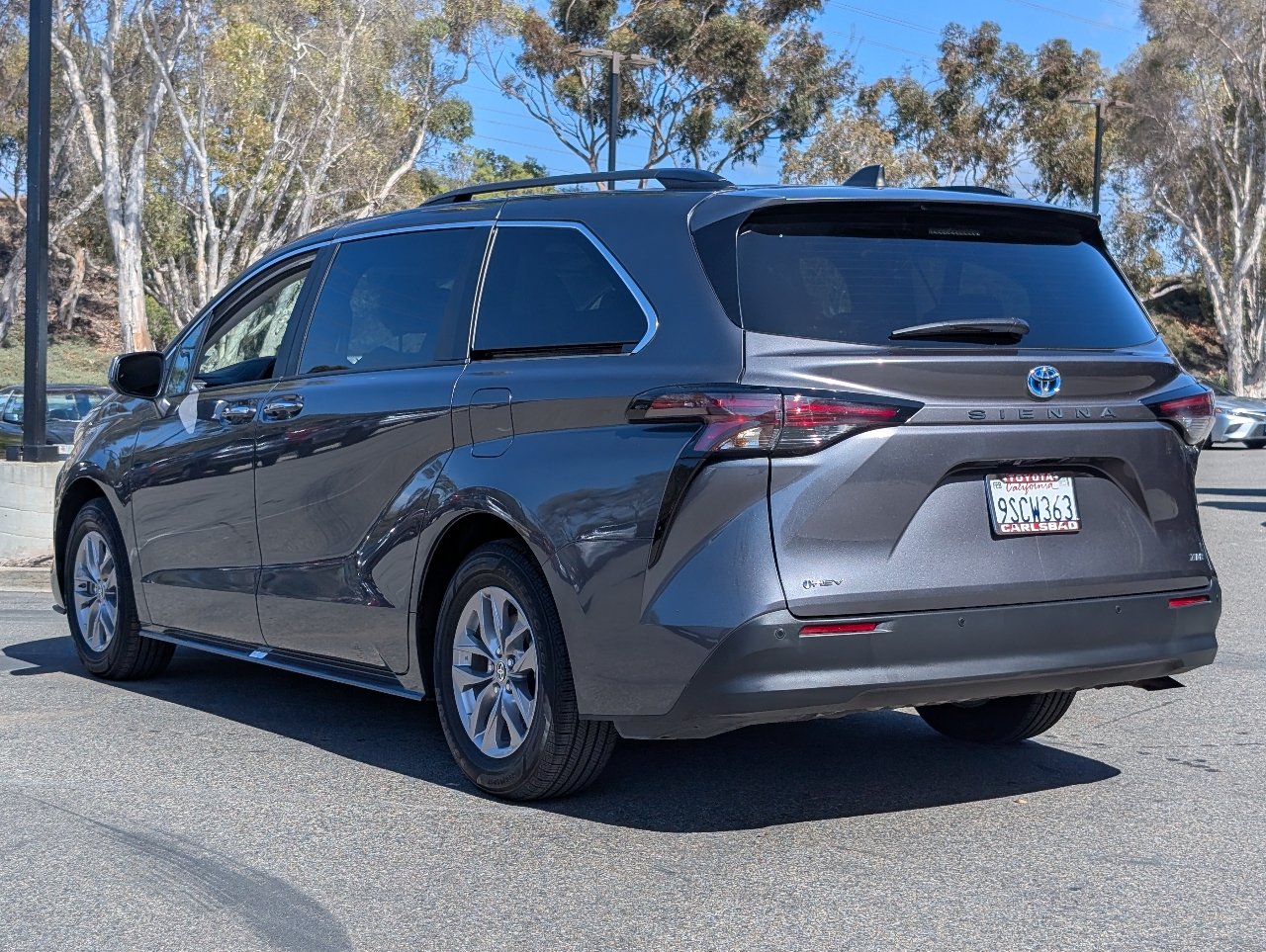 Used 2025 Toyota Sienna XLE FWD image 13