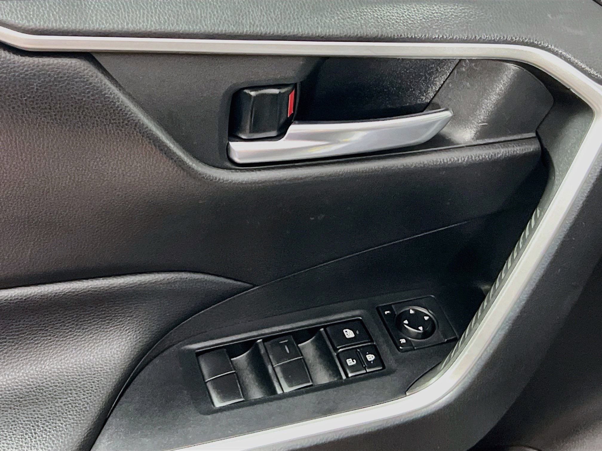 Used 2019 Toyota RAV4 XLE w/ Convenience Package FWD image 16