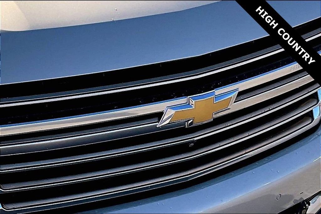 Used 2022 Chevrolet Suburban High Country AWD/4WD image 32