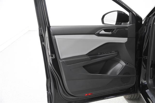 Used 2023 Volkswagen Taos SEL image 4