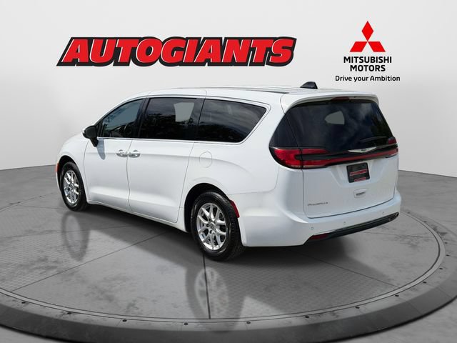 Used 2023 Chrysler Pacifica Touring-L FWD image 4