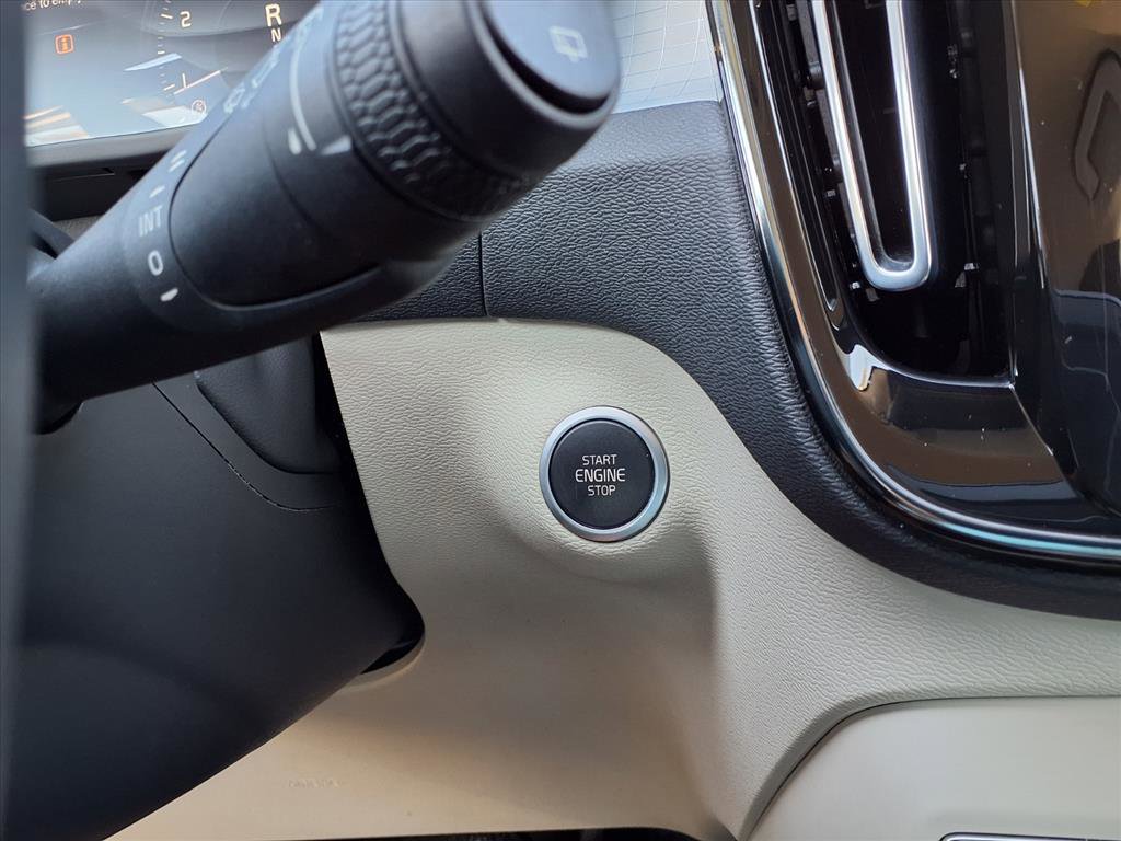 Used 2021 Volvo XC40 T4 Momentum w/ Protection Package Premier image 26