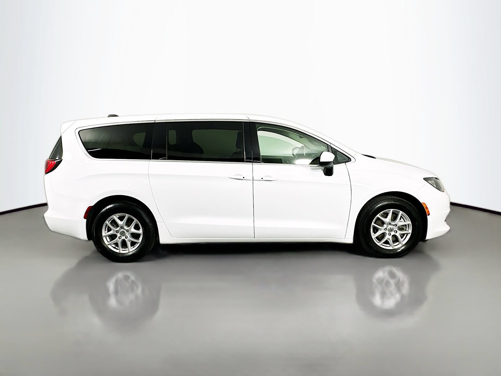 Used 2023 Chrysler Voyager LX FWD image 9