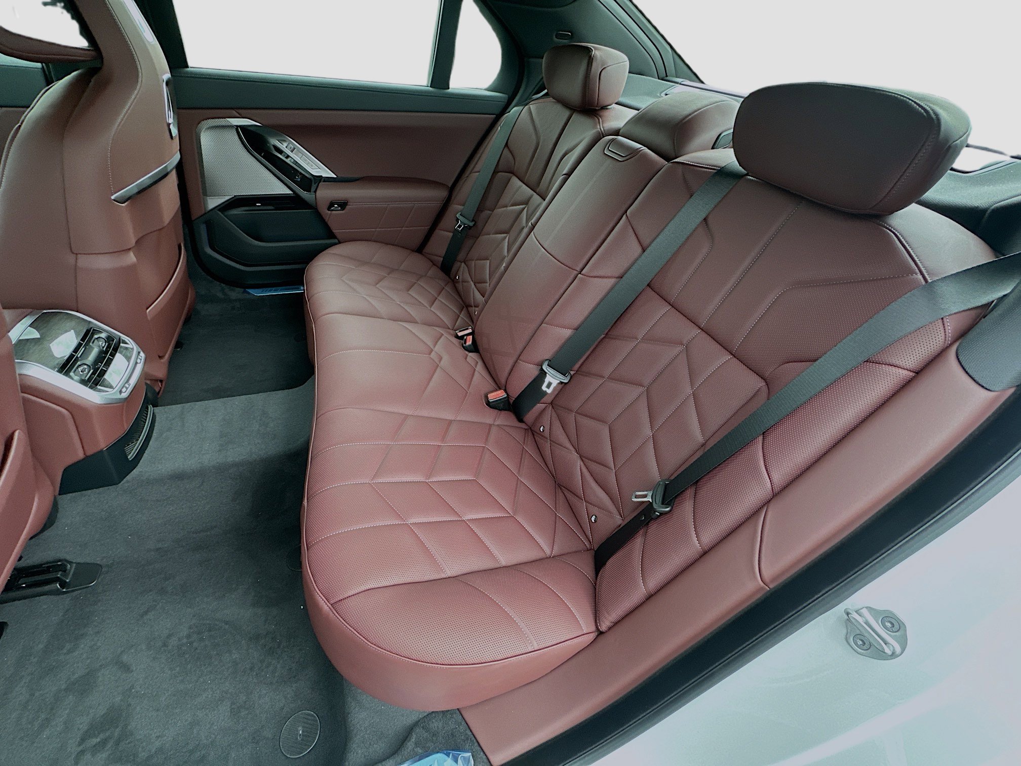 New 2026 BMW 750e xDrive w/ Premium Package image 21