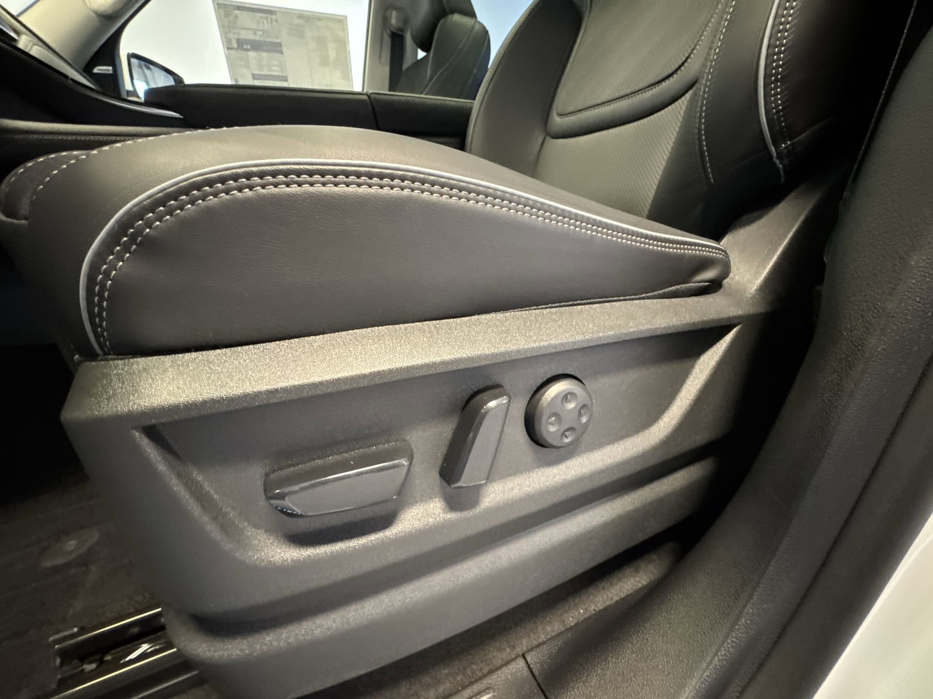 New 2026 INFINITI QX80 Luxe w/ Cargo Package AWD/4WD image 12