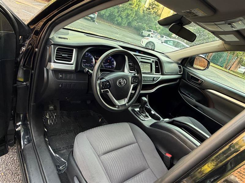 Used 2019 Toyota Highlander LE AWD/4WD image 34
