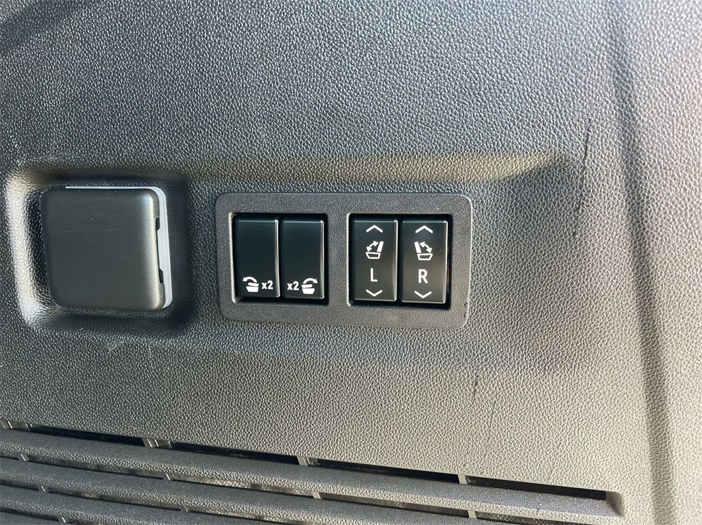 Used 2023 GMC Yukon XL Denali image 34