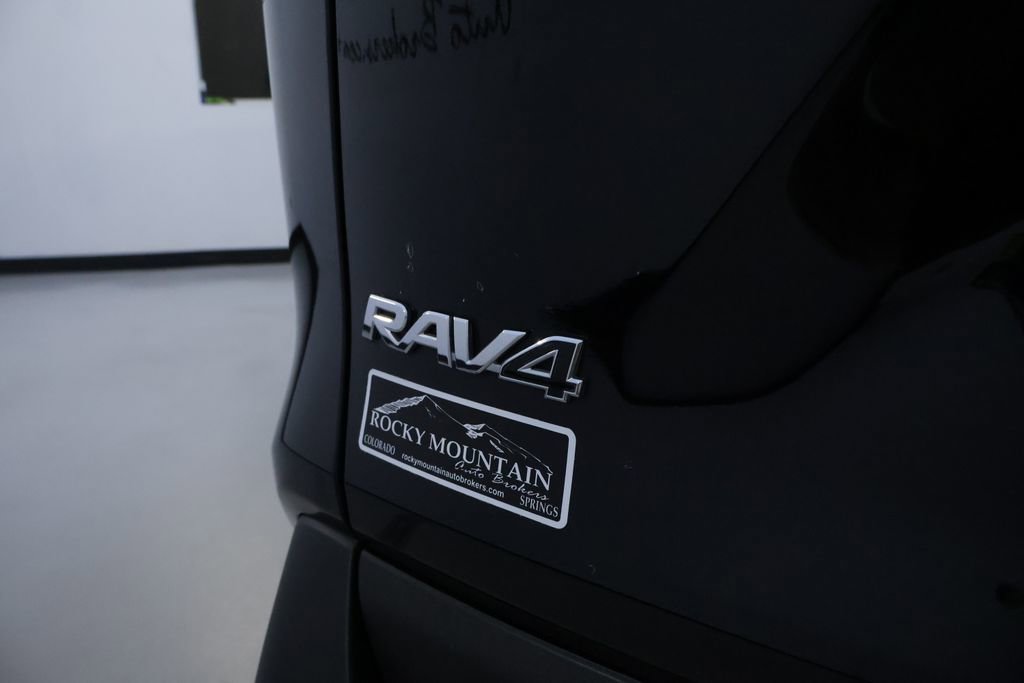 Used 2022 Toyota RAV4 LE AWD/4WD image 10