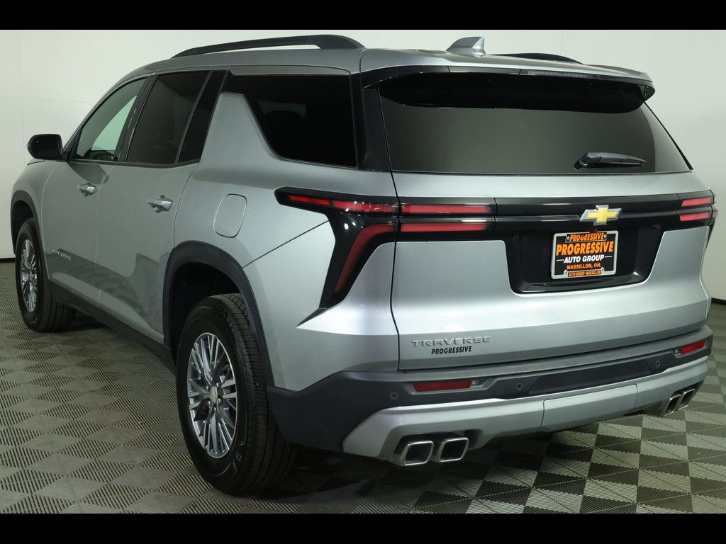 Used 2025 Chevrolet Traverse LT FWD image 17