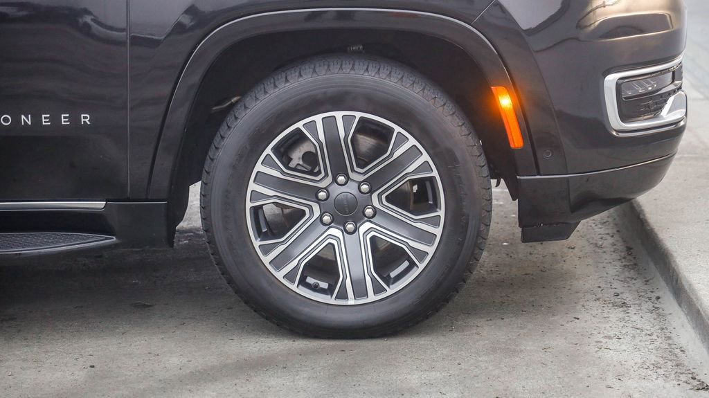 Certified 2024 Jeep Wagoneer L Series II w/ Flexible Seating Group image 11