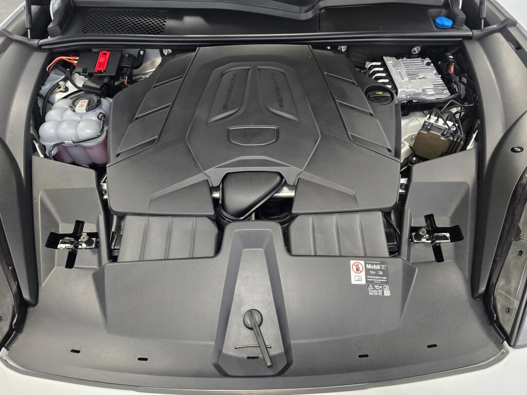 Certified 2025 Porsche Cayenne Coupe AWD/4WD image 11