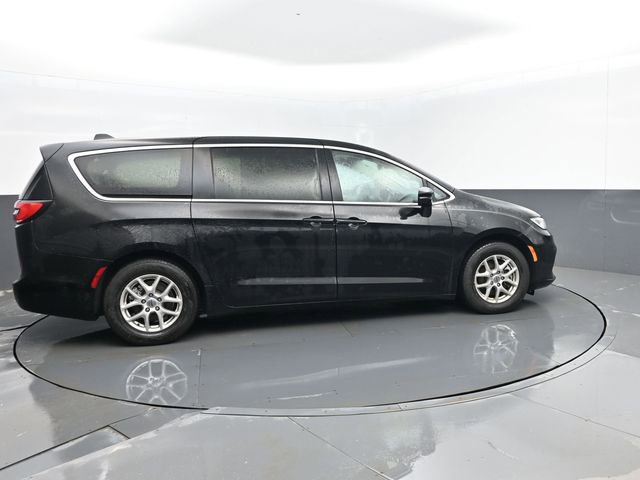 Used 2024 Chrysler Pacifica Touring-L image 4