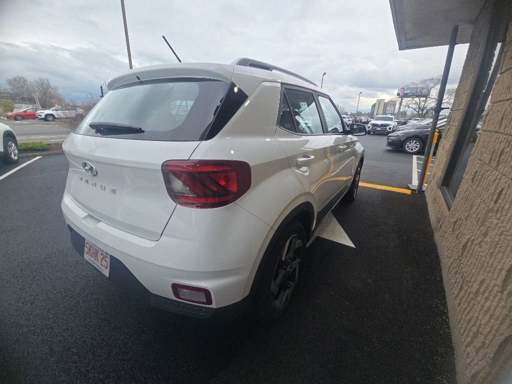 Used 2025 Hyundai Venue SEL FWD image 4