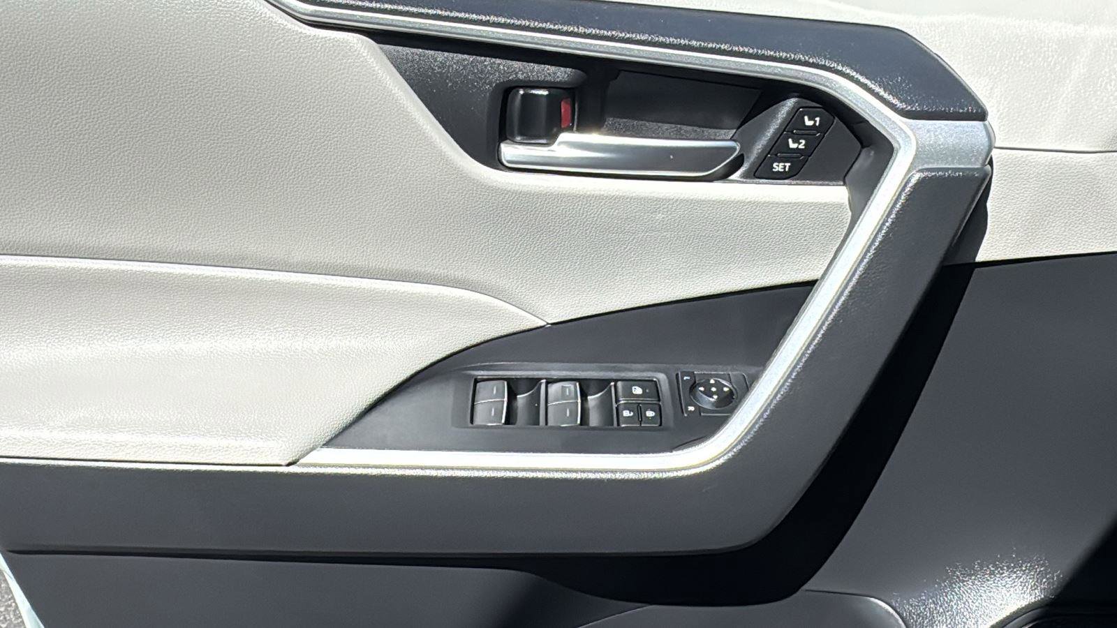 Used 2023 Toyota RAV4 XLE Premium image 11