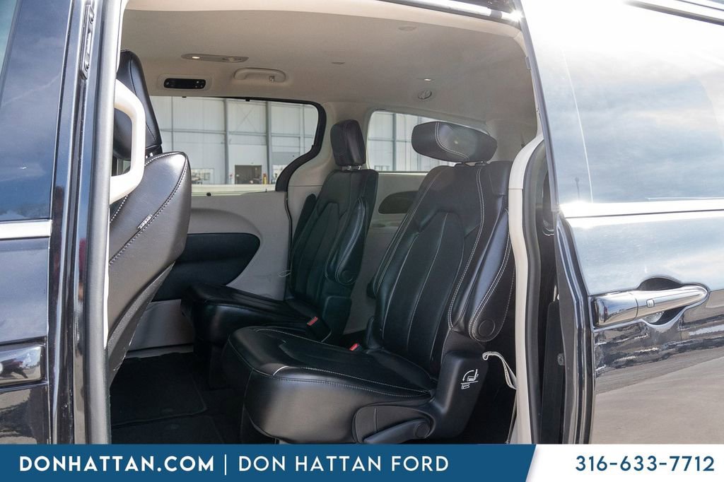 Used 2023 Chrysler Pacifica Touring-L image 17