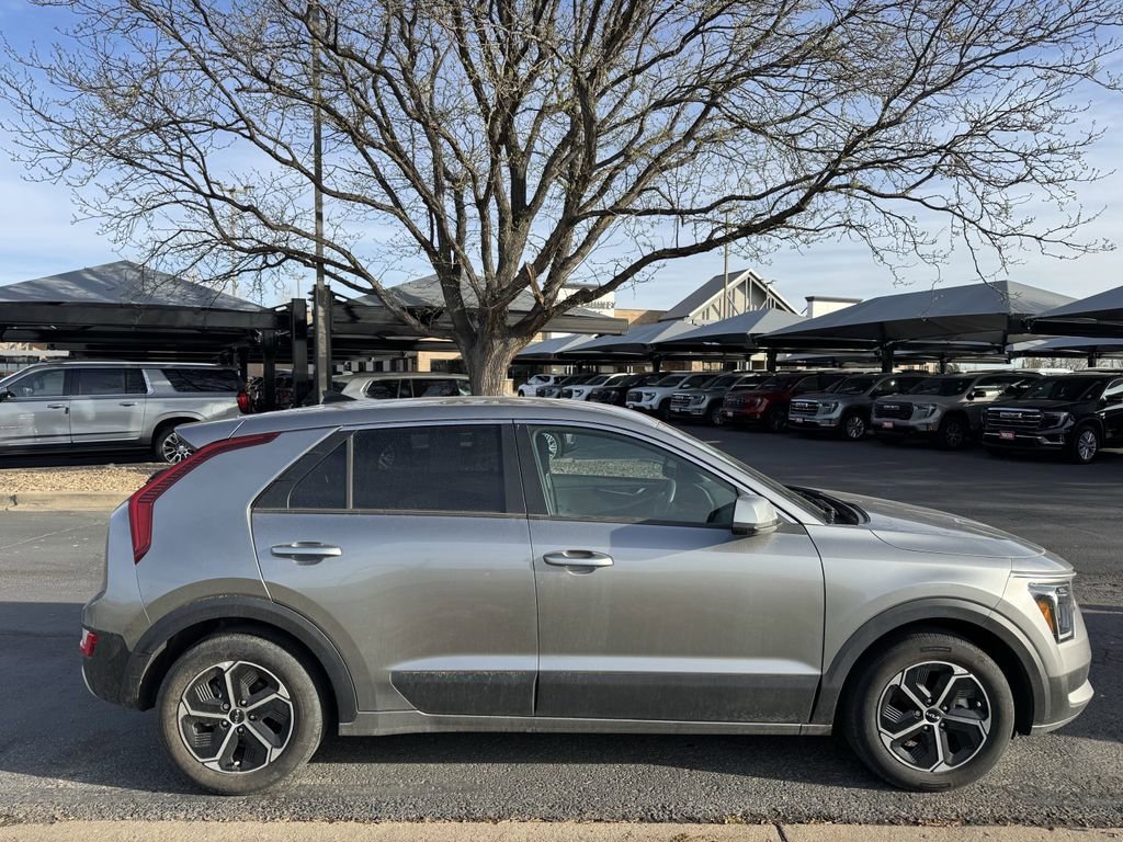 Used 2023 Kia Niro LX image 3
