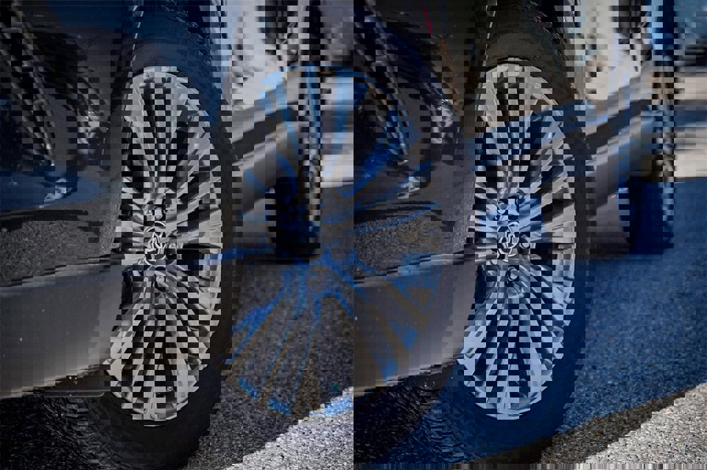 Used 2024 Toyota Venza LE image 2