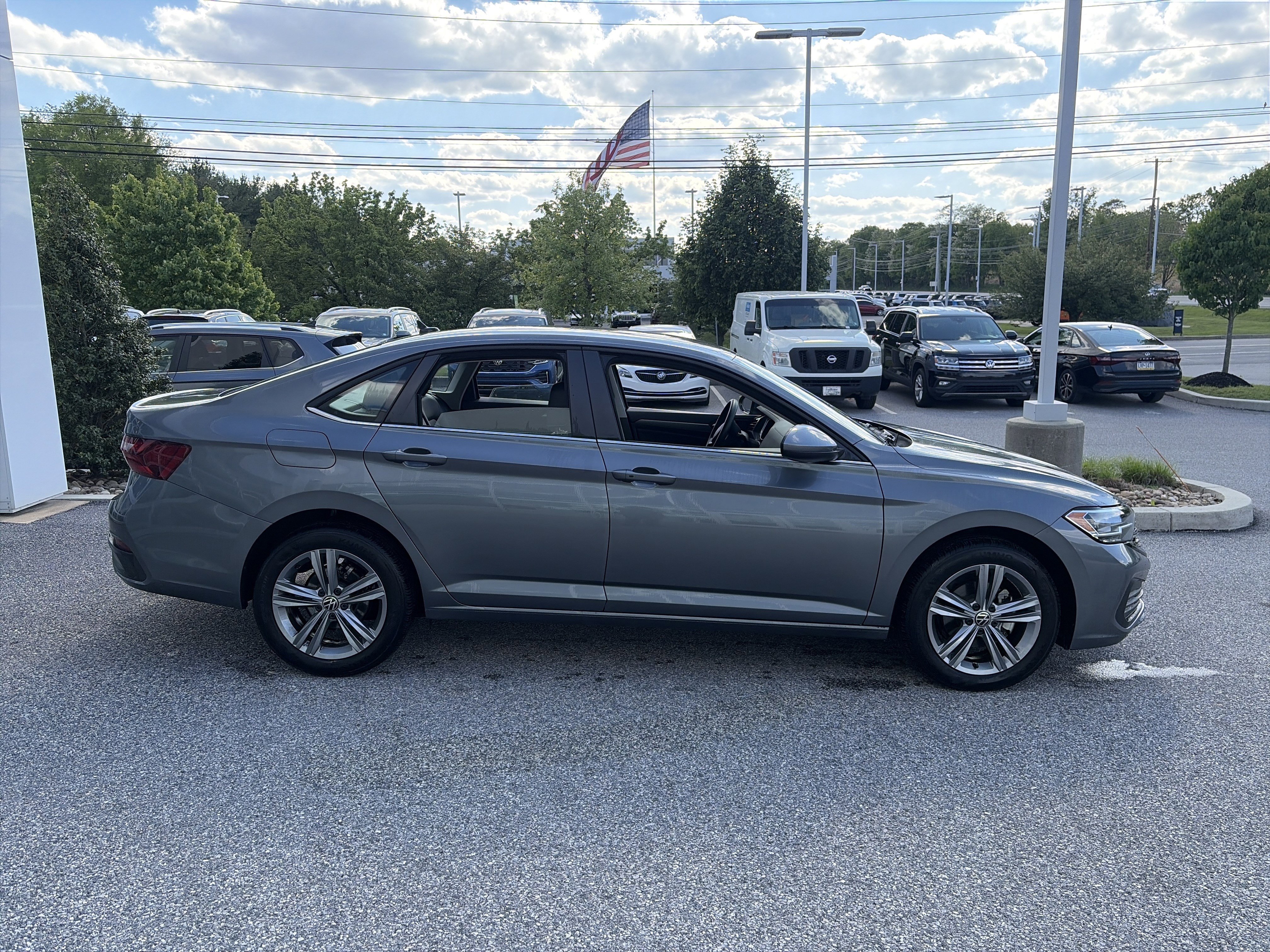 Used 2024 Volkswagen Jetta SE FWD image 4