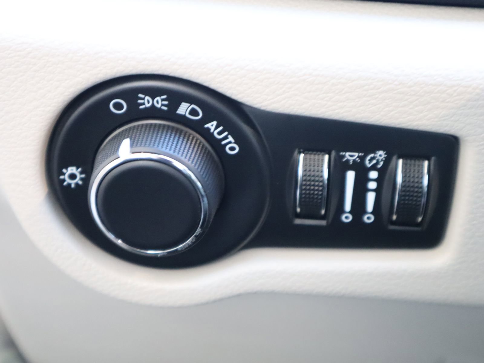 Used 2024 Chrysler Voyager LX image 34